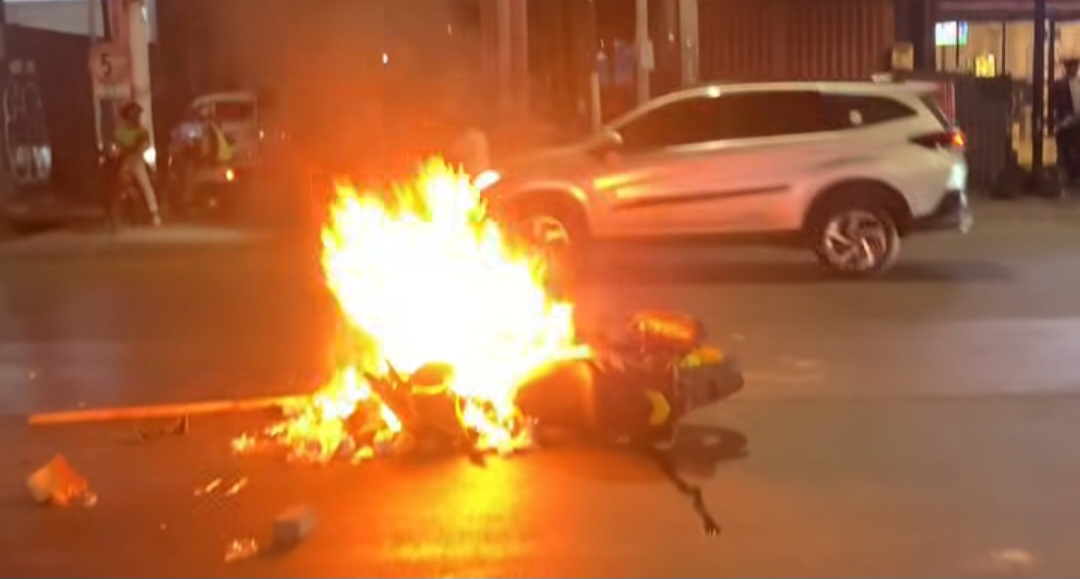 Tangkapan layar video detik-detik motor diduga milik anggota geng motor di Makassar dibakar warga (ist)