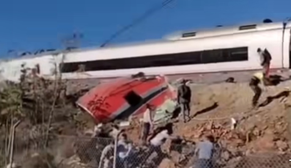 Suasana lokasi kecelakaan dua kereta cepat di Spanyol yang menyebabkan gerbong anjlok dan sedikitnya 10 orang meninggal dunia. (Instagram @trincheralibre)