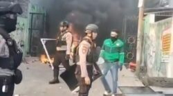 Personel kepolisian berupaya membubarkan massa yang terlibat bentrokan saat konvoi sepeda motor di kawasan Tamajene, Makassar, Rabu (28/10/2026).