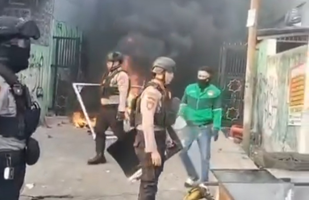 Personel kepolisian berupaya membubarkan massa yang terlibat bentrokan saat konvoi sepeda motor di kawasan Tamajene, Makassar, Rabu (28/10/2026).