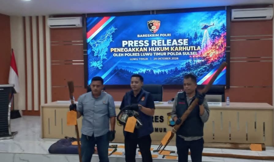 Kasat Reskrim Polres Luwu Timur AKP Jody Dharma saat memimpin konferensi pers kasus dugaan pembakaran lahan seluas 4,87 hektare di kawasan Nickel Hills, Luwu Timur, Kamis (29/10/2026).
