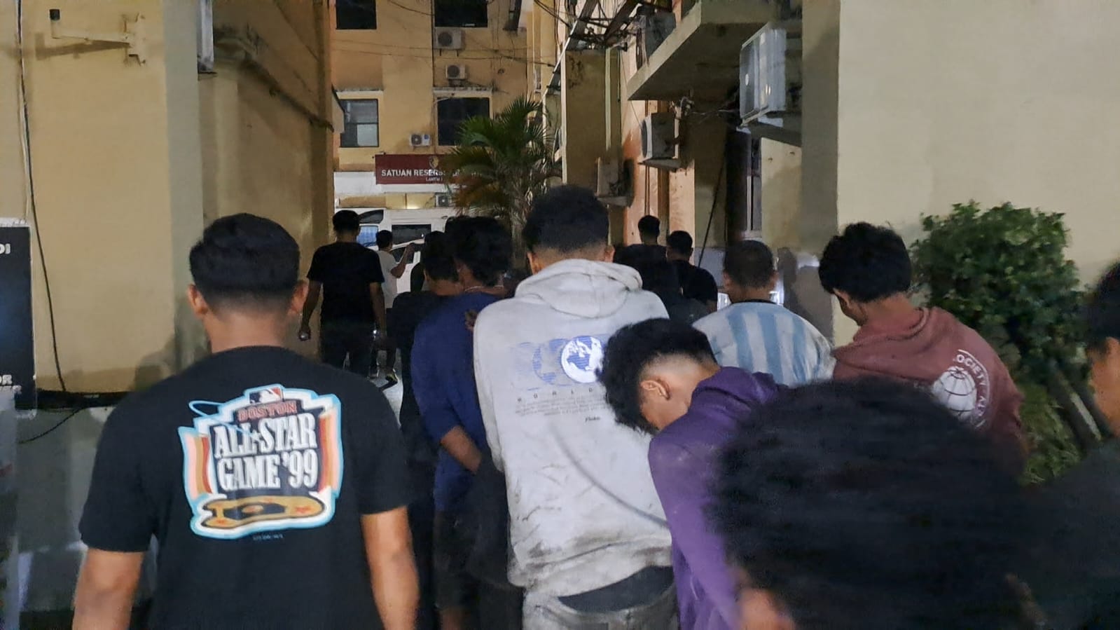 Personel gabungan Polrestabes Makassar dan Ditresnarkoba Polda Sulsel menggerebek kawasan Borta di Kecamatan Tallo, Makassar, Jumat, 9 Oktober 2026. Polisi mengamankan 104 orang dan menyita sejumlah barang bukti terkait dugaan peredaran narkotika.