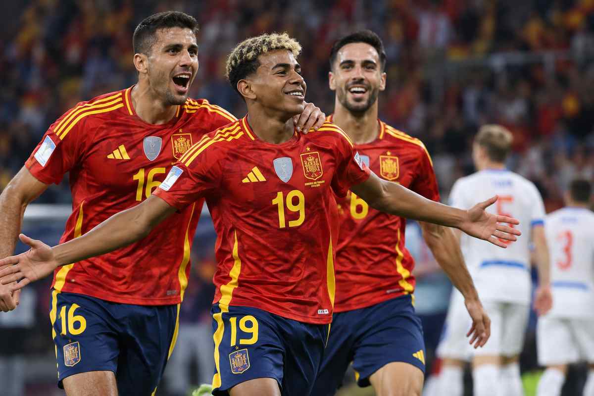Pemain Spanyol merayakan kemenangan 3-1 atas Republik Ceko dalam laga sepak bola.