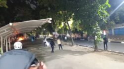 Demo Mahasiswa Unhas 2 Tahun Pemerintahan Prabowo-Gibran Ricuh, Ada Motor Dibakar