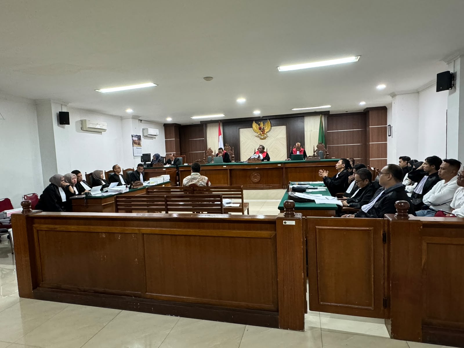 Mantan Pj Gubernur Sulsel, Bahtiar Baharuddin, saat bersaksi dalam sidang kasus dugaan korupsi pengadaan bibit nanas di Pengadilan Negeri Makassar, Senin (12/10/2026).