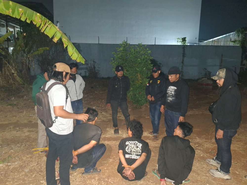 Empat pemuda di Makassa saat diamankan pihak kepolisian Polsek Biringkanaya, Makassar usai melakukan pengeroyokan. (Ist)