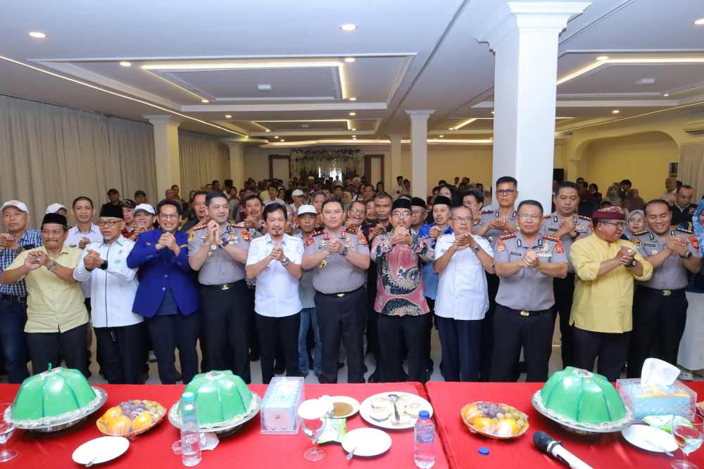 Kapolda Sulsel Irjen Pol M. Awal Chairuddin saat berkumpul bersama masyarakat di Hotel Grand Puri Perintis, Makassar, Rabu (21/10/2026). (Ist)