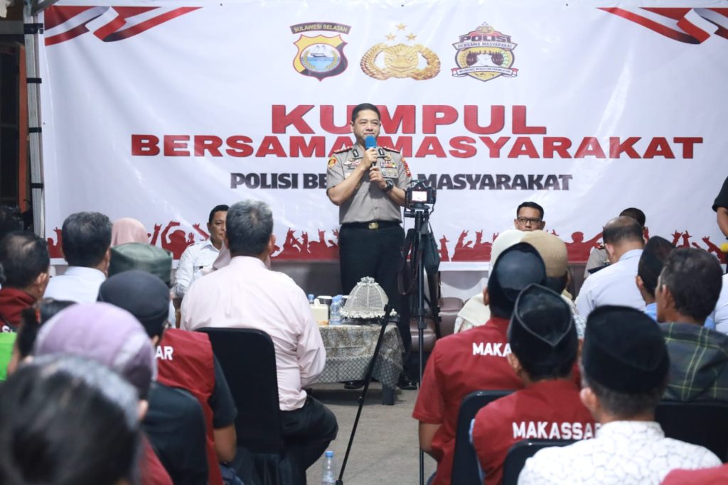Kapolrestabes Makassar Kombes Pol Arya Perdana mempertemukan dua kelompok yang bertikai di Jalan Abubakar Lambogo, Rabu (21/10/2026), untuk mencegah perang kelompok kembali terjadi.