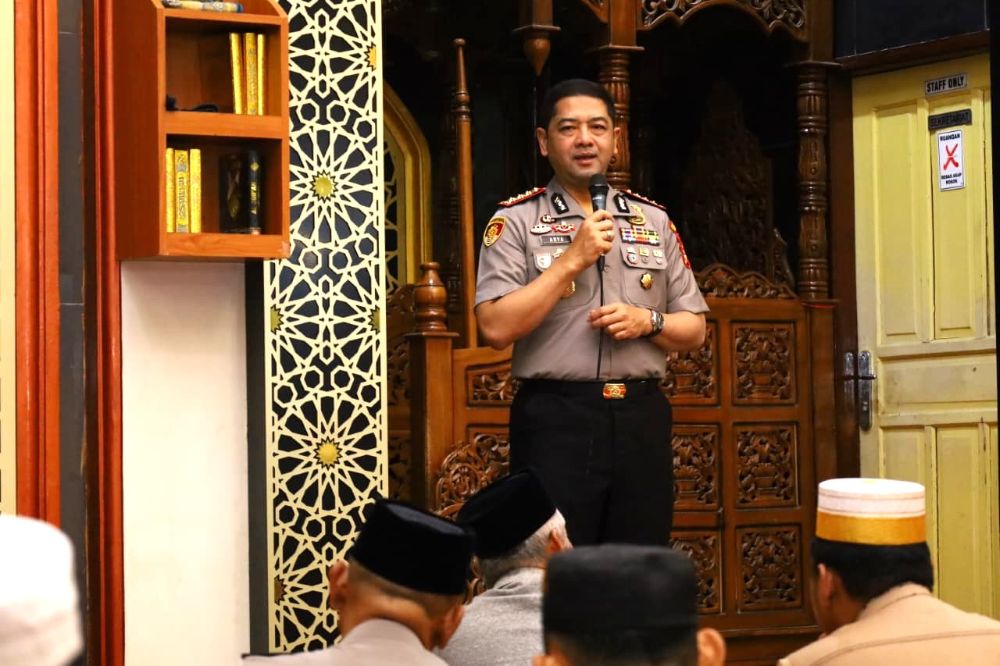 Kapolrestabes Makassar Kombes Pol Arya Perdana saat kegiatan Subuh Keliling di Masjid Jannatul Firdaus, Jalan Pengayoman, Makassar, Sabtu (24/10/2026).