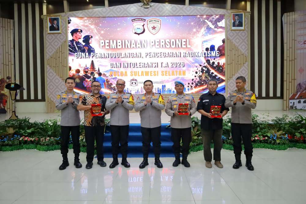 Kapolda Sulsel Irjen Pol. M. Awal Chairuddin membuka kegiatan pembinaan personel Polri untuk mencegah radikalisme dan intoleransi di Aula Mappaoddang Mapolda Sulsel, Kamis (29/10/2026).