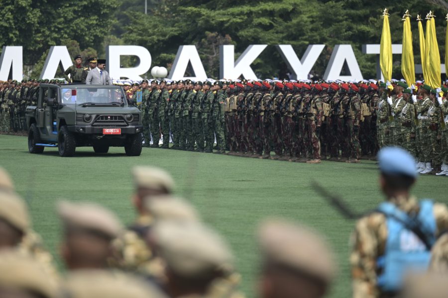 Presiden Prabowo Subianto menginspeksi pasukan TNI.