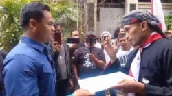 Massa Datangi Rumah Jokowi di Solo, Minta Gibran Mundur Wapres