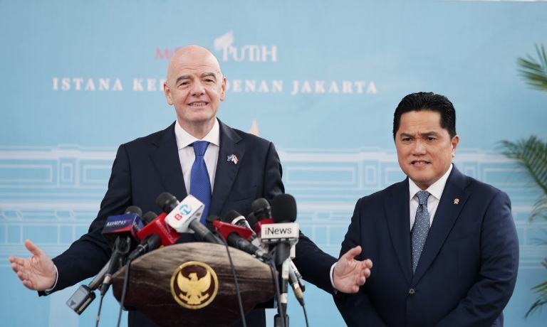 Presiden FIFA Gianni Infantino bersama Ketua Umum PSSI Erick Thohir. (Foto: kemenpora)