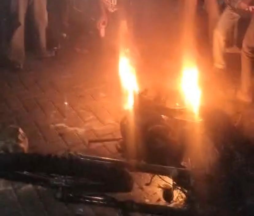 sepeda motor geng motor dibakar